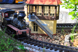 庭で鉄道模型を楽しむ