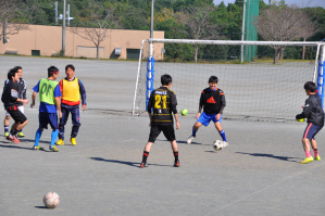 日曜に校庭でサッカーをするグループ