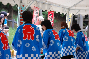 自治会役員が屋台を盛り上げる