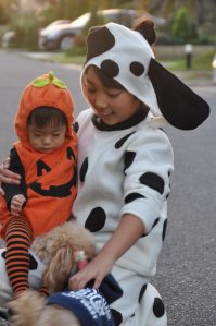 仮装して、家々を回る子ども