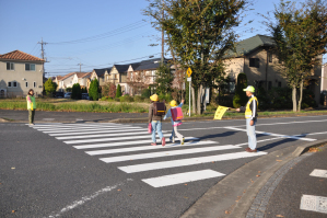 横断歩道ごとにボランティアが立つ